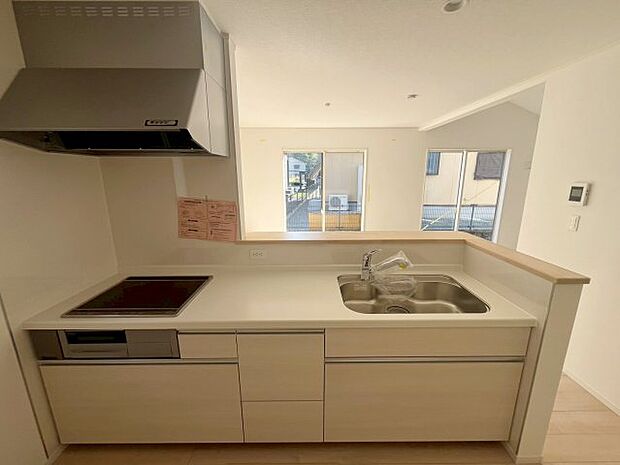 お子様や家族と距離感近く料理が可能な対面式のシステムキッチンです。