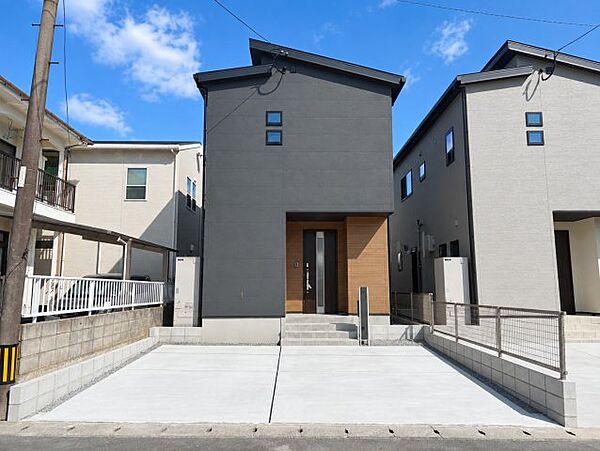 かえるホームの新築2階建てです。収納充実で安心な家族構成やライフスタイルに合わせやすく嬉しい間取り。 快適な住空間を実現。無理のない価格で、毎日帰りたくなるマイホームをお届けします。