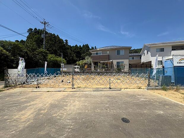 かえるホームの新築2階建て建築予定地。収納充実で家族構成やライフスタイルに合わせやすく嬉しい間取り。快適な住空間を実現。無理のない価格で、毎日帰りたくなるマイホームをお届けします。