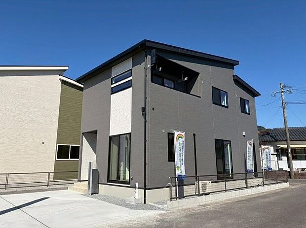 かえるホームの新築2階建てです。収納充実で安心な家族構成やライフスタイルに合わせやすく嬉しい間取り。 快適な住空間を実現。無理のない価格で、毎日帰りたくなるマイホームをお届けします。