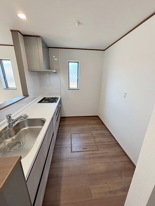 【キッチン】作業スペースも広く、床下収納もあり使いやすい空間です。