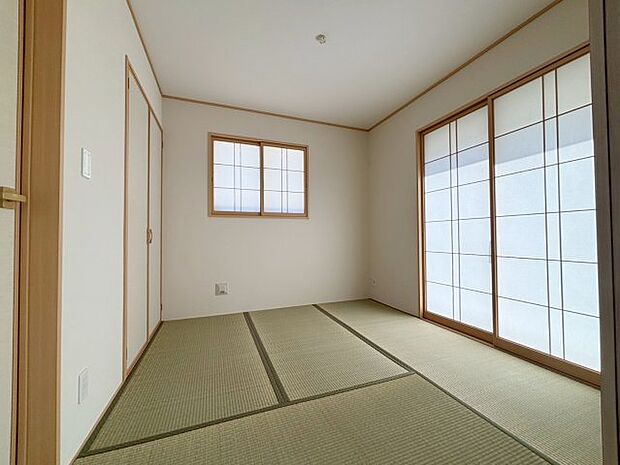 【和室】リビング横の和室はお子様の遊びの空間としても、お昼寝空間としても活躍。