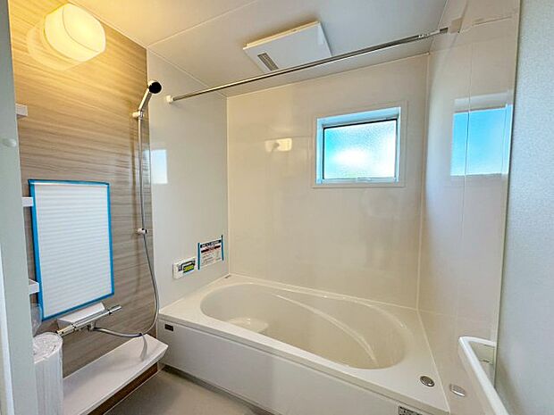 【風呂】【浴室】 広々とした浴槽で一日の疲れを癒すことができ、小窓で自然乾燥もできる衛生的で快適な浴室です。 足を伸ばしてゆったり湯船に浸かれば、心身ともにリフレッシュできるバスタイムを過ごせます。