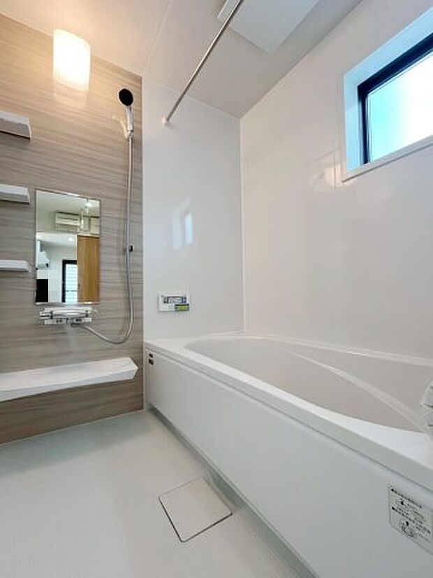 【風呂】【浴室】 広々とした浴槽で一日の疲れを癒すことができ、小窓で自然乾燥もできる衛生的で快適な浴室です。 足を伸ばしてゆったり湯船に浸かれば、心身ともにリフレッシュできるバスタイムを過ごせます。