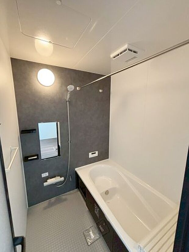 【風呂】1坪タイプのお風呂。浴室暖房換気乾燥機付きで、雨の日の洗濯や冬の入浴を快適に過ごせます。