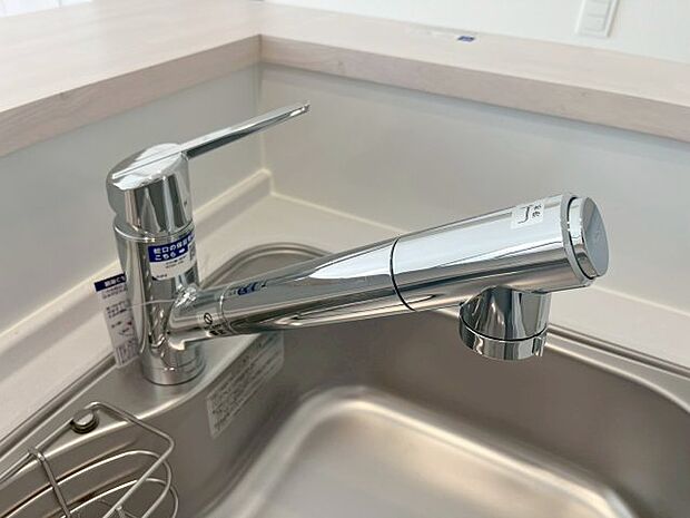 【キッチン洗浄機付水栓】キッチンの蛇口は先端に浄水器を内蔵しているためスペースを取らず、見た目もスッキリしています。