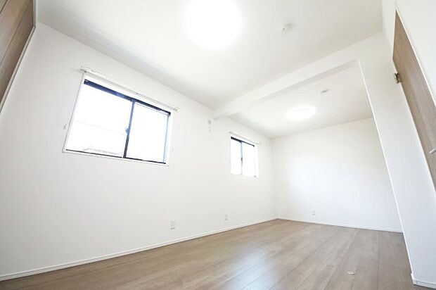 【洋室】【洋室】 ゆったりとした空間はお子様の成長やライフスタイルの変化に合わせて自由にレイアウト可能です。 家族構成が変わっても柔軟に対応できる、長く快適に暮らせる設計です。