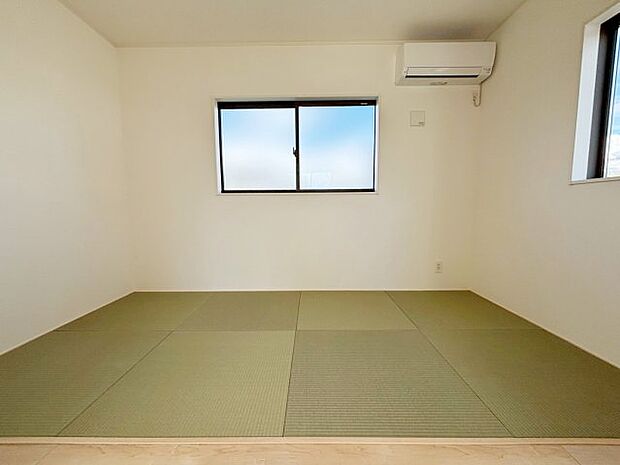 【和室】リビングから繋がる和室は空間を広く見せてくれます。家事スペースやお子様の遊び場としても使用できます。