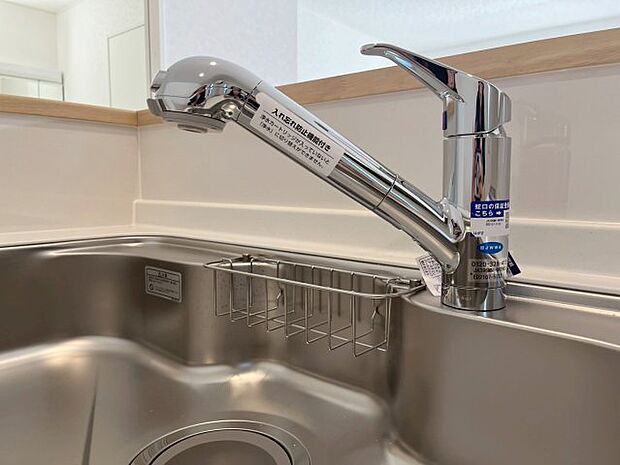 【キッチン洗浄機付水栓】キッチンの蛇口は先端に浄水器を内蔵しているためスペースを取らず、見た目もスッキリしています。
