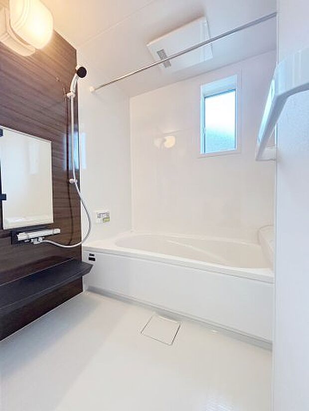 【風呂】【浴室】 広々とした浴槽で一日の疲れを癒すことができ、小窓で自然乾燥もできる衛生的で快適な浴室です。 浴室乾燥機も完備しているので、いつでも快適なバスタイムを過ごせます。同仕様写真。