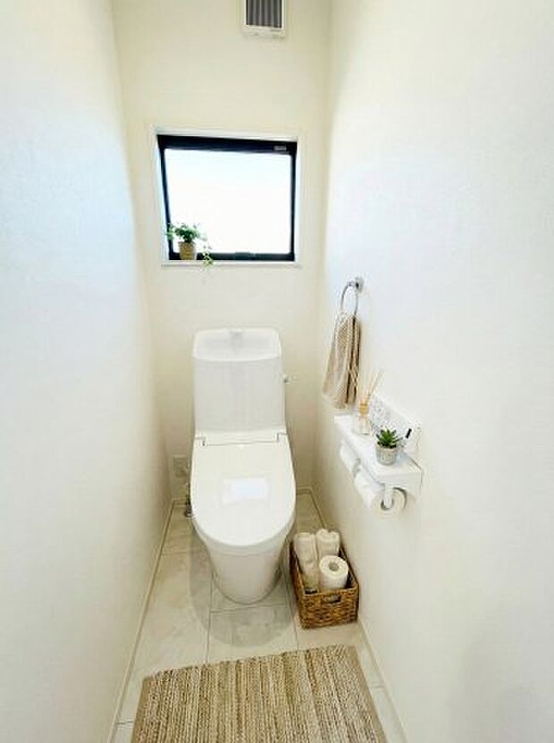 【トイレ】【トイレ】 温水洗浄便座付きのトイレ空間は、毎日の生活を気持ちよく過ごせます。※画像はイメージです。 嬉しいタオルリングやペーパーホルダーも完備です。