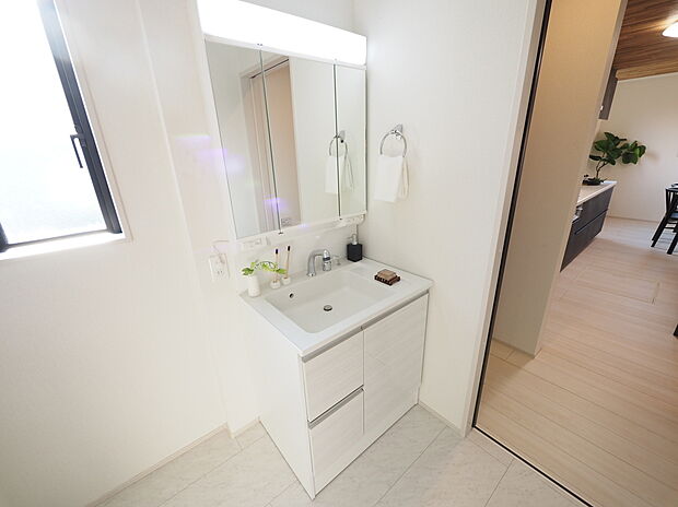 【同社施工例】シャワー付洗面化粧台