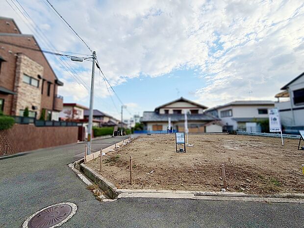 【現地写真】●パワービルド工法
柱をあまり削らず強度の高い金具で固定し、面材を組み合わせることで高い耐震性を実現する工法です。
また、強度が安定した部分の木材を使用するため、構造全体の耐震性が向上します。