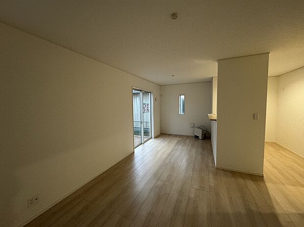 【5号棟LDK】16帖のLDKはキッチン＋ダイニングとリビングスペースが横にあります。