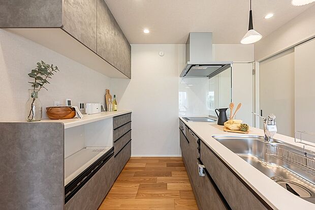 ■キッチンナチュラルなLDKに馴染む、グレーのキッチン。リビングを見渡せるカウンターキッチンなら、ご家族との会話を楽しみながら料理ができます。深型食器洗浄乾燥機を完備。