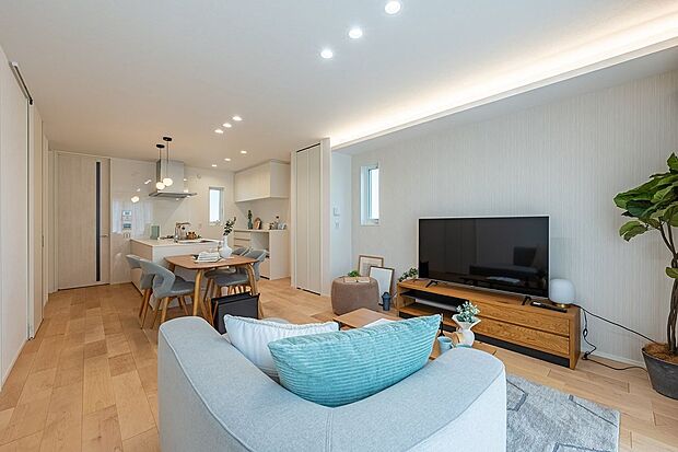 ■LDKリビングは約16.1帖です。リビング・ダイニング・キッチンがひと続きの間取りで、家族のつながりを感じやすい設計。生活動線もスムーズで毎日の暮らしが快適です。床暖房完備。