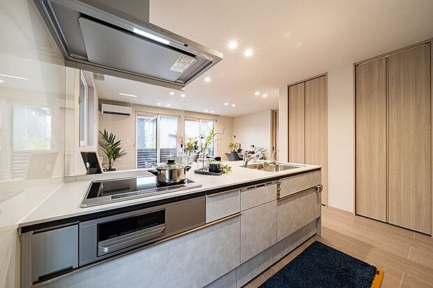 ■L号地キッチン家電や小物を置けるカップボード収納付きのキッチンです。家事の時短や節水に役立つ食洗器を備えています。