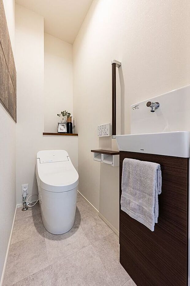 ■B号地1階トイレトイレはすっきりとしたタンクレスタイプです。手洗スペースも付いており、トイレ使用後にすぐ手を洗うことができるため、衛生面が向上します。収納も付いています。