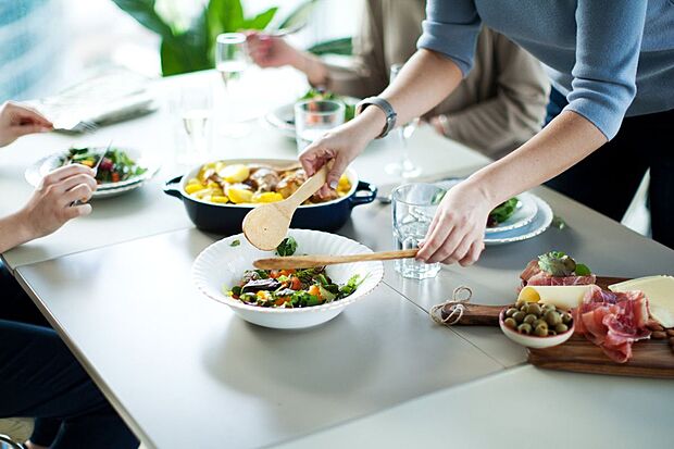 【みんたべ】食事はもちろん、調理から片付けまで家族でシェアできるキッチンを目指しました。【みんいく】LDKのデスクスペースなど、お互いに存在を感じながら作業できる空間をつくりました。