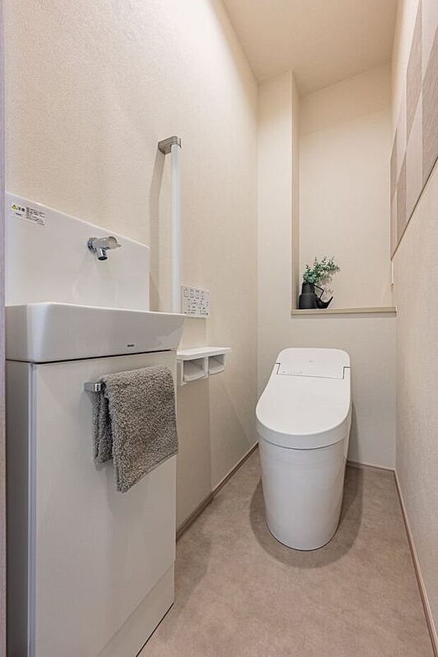 ■E号地1階トイレ1階トイレには手洗スペースが付いているので、来訪者に洗面所を見られることなく使ってもらえ、プライベート空間を保てます。スッキリとしたデザインのタンクレスタイプです。