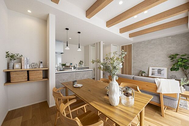 ■リビング南向きのリビングに、約16.5帖の広々としたLDKが広がります。リビング・ダイニング・キッチンがひと続きの間取りで、家族のつながりを感じやすいくつろげる空間です。