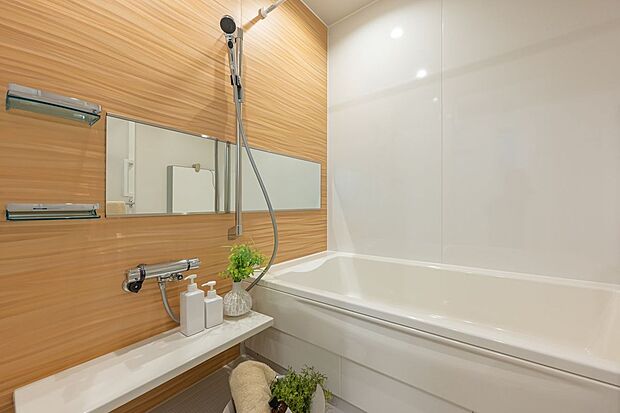 【バス】■B号地浴室やさしい木目調の壁が印象的なバスルームは、ほっと安らぐ空間です。浴室乾燥機が完備されているため、入浴後に浴室内を素早く乾燥させることができ、カビの発生を予防します。