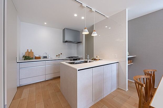 【キッチン】■1号地キッチンキッチンの背面には造作の棚、奥にはパントリーがあります。食料品やキッチン用品を効率的に収納し、キッチンスペースを整理整頓することで使いやすく保つことができます。