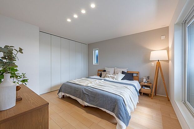 【寝室】■1号地主寝室(パース)落ち着いた色味のアクセントクロスと間接照明が、安らぎの時間を演出する主寝室です。ベッドを並べてもゆとりがあります。パーソナルクローク付きで、収納力もあります。