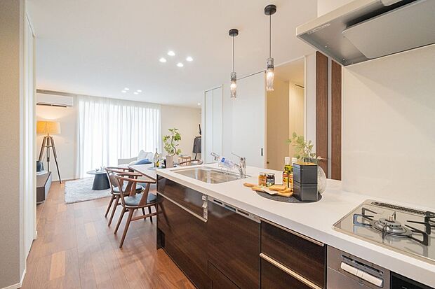 【室内】◆D号地リビングセパレートキッチンとなっており、回遊性のある動線で調理や片付けがスムーズに行えます。家族みんなが自然とお手伝いできる間取りです。