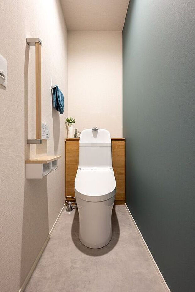 【トイレ】■18号地2階トイレ　トイレはリモコンで操作可能です。トイレ本体に直接触れる必要がなく、衛生的です。手すり付きで、立ち上がるときも安心です。