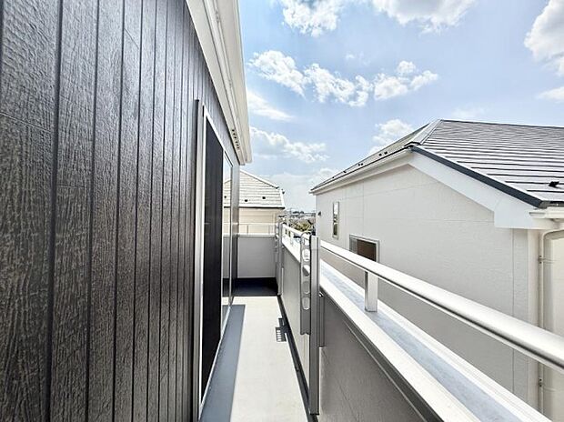 ■ 自然を身近に感じる、開放的なバルコニー