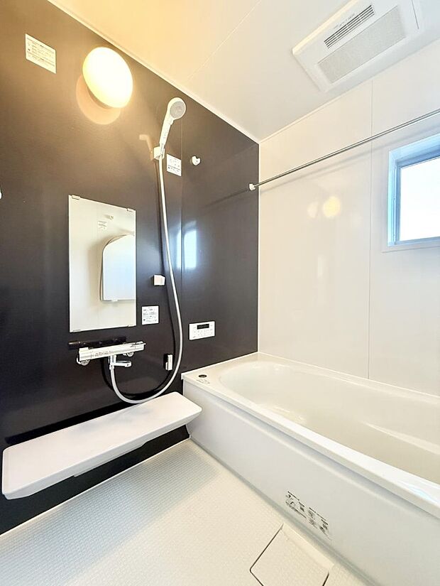 ■落ち着いた色合いの壁面、ゆっくり寛げるバスルーム