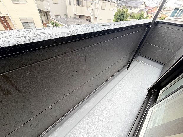 2号棟 ■ 心地よい風と光を感じる、くつろぎのバルコニー