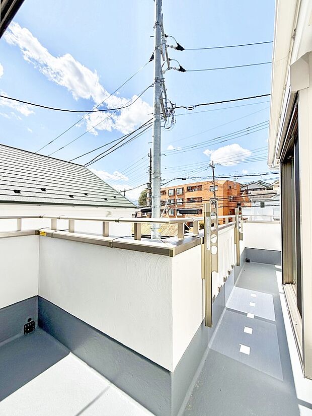 【バルコニー】■ 季節の移ろいを感じられる開放的な空間です