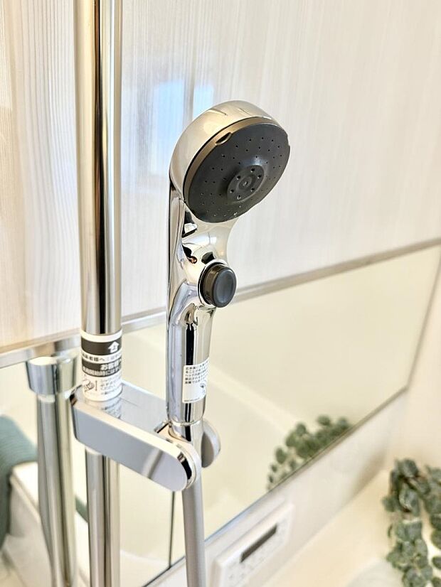 【止水シャワーヘッド】■手元で簡単に止水できるため、水の無駄遣いを減らすことができます。