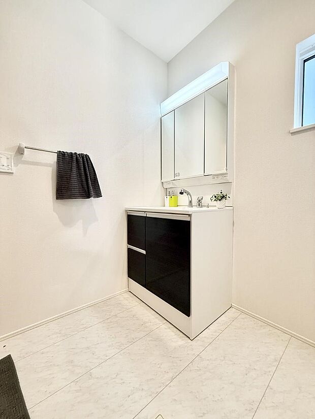 【洗面台・洗面所】■明るい洗面所は毎朝の歯磨きも楽しくできちゃいそうです♪