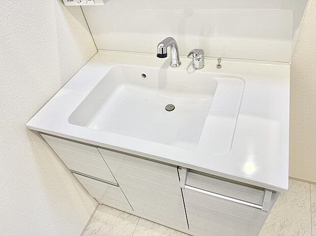 【ハンドシャワー付洗面台】■手洗いや顔を洗う時も快適に使える便利なシャワー