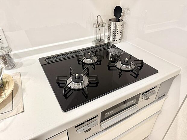 【3口ガスコンロ】■一度に多くの料理ができ便利で効率的