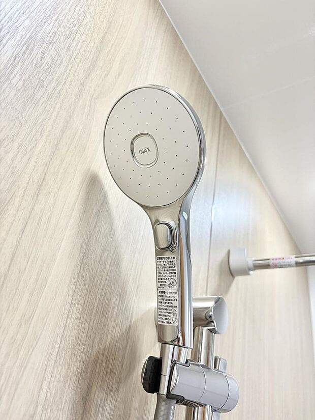 【止水シャワーヘッド】■手元で簡単に止水できるため、水の無駄遣いを減らすことができます。