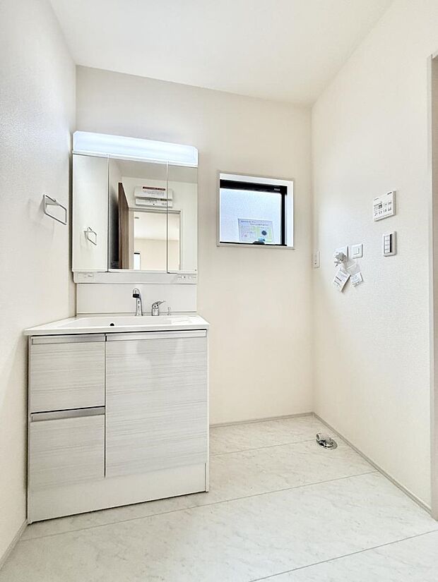 【洗面台・洗面所】■明るい洗面所は毎朝の歯磨きも楽しくできちゃいそうです♪