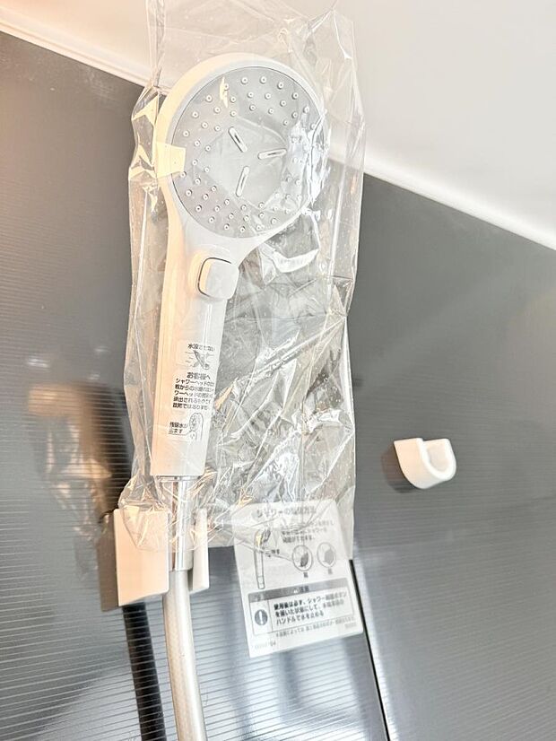 【止水シャワーヘッド】■手元で簡単に止水できるため、水の無駄遣いを減らすことができます。