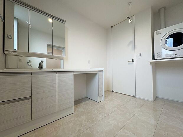 【洗面台・洗面所】■朝の準備がスムーズにできる広さです