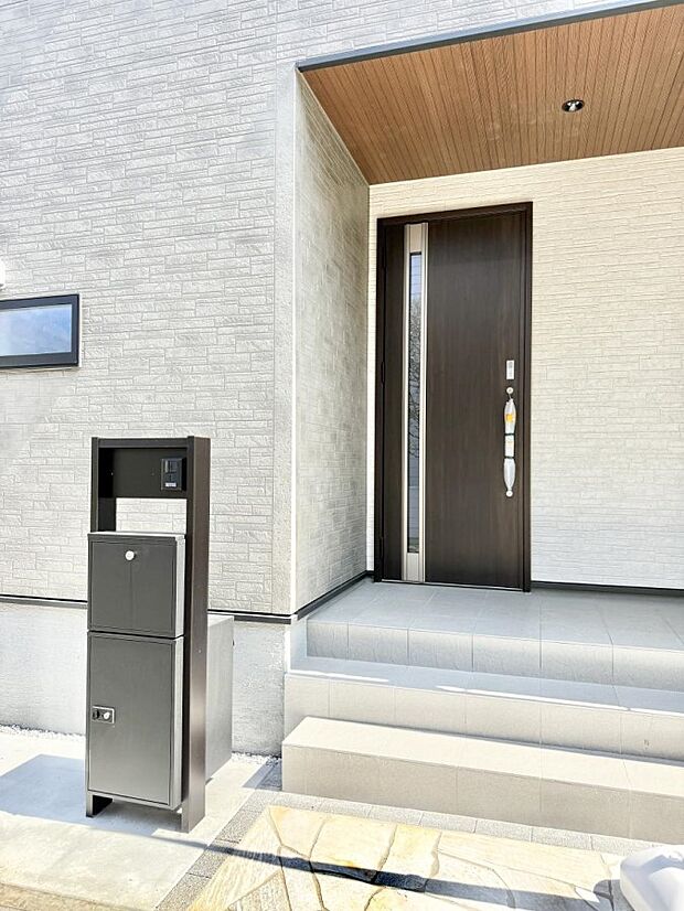 【玄関】■ 心地よい暮らしへとつながる、温かい玄関