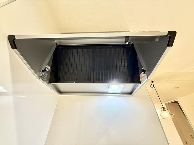 【レンジフード】■調理時の蒸気や匂いが換気扇に誘導され、効率的に排煙ができます。