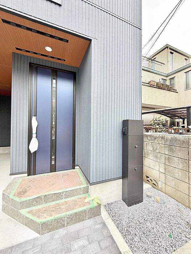 【玄関】■ 心地よい暮らしへとつながる、温かい玄関