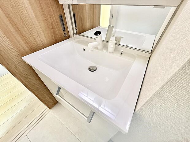 【モニタ付きインターフォン】■訪問者を確認できて安心感が増します