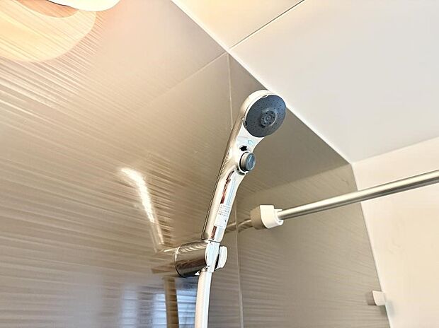 【止水シャワーヘッド】■手元で簡単に止水できるため、水の無駄遣いを減らすことができます。