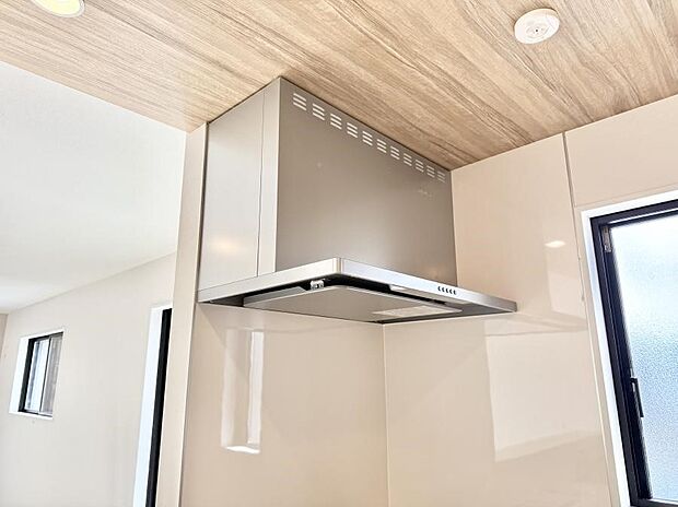 【レンジフード】■調理時の蒸気や匂いが換気扇に誘導され、効率的に排煙ができます。