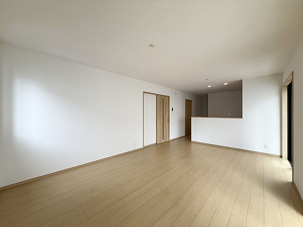 【リビング】■光と風を感じる、リラックスできる空間