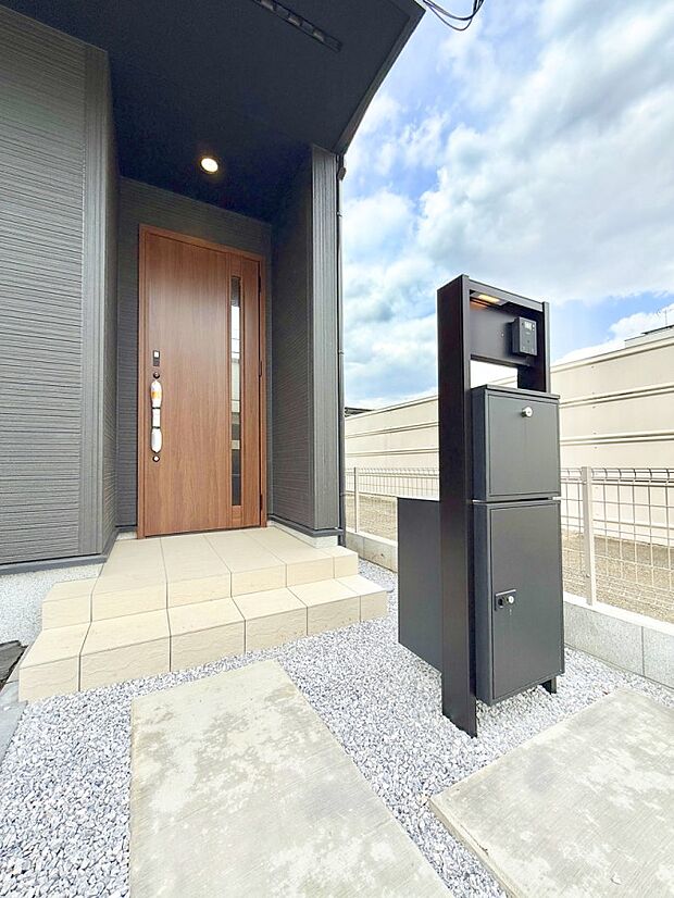 【玄関】■ 帰るたびにホッとする、安心感のある佇まい